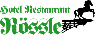 Logo des Hotel-Restaurants Rössle mit grünem Schriftzug in traditioneller Schriftart und einer schwarzen Pferdefigur auf einem Wirtshausschild.